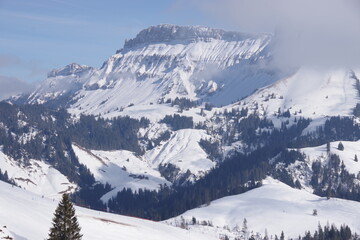 Schneeverschneite Berge in Marbachegg, Schweiz