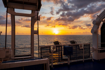 Blick von der Fähre auf denromantischen Sonnenaufgang in der Nordsee