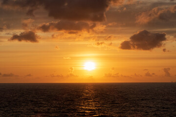 Romantischer Sonnenaufgang über der Nordsee - Atlantik