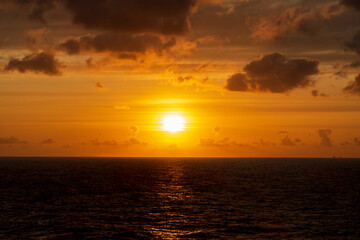 Romantischer Sonnenaufgang über der Nordsee - Atlantik
