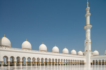 Fototapeta na wymiar Scheich-Zayid-Moschee mit Minarett und Kuppeln in Abu Dhabi in den Vereinigten Arabischen Emiraten am Persischen Golf.