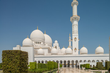 Scheich-Zayid-Moschee mit Minaretten und Kuppeln in Abu Dhabi in den Vereinigten Arabischen Emiraten am Persischen Golf.