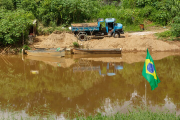 Extração ilegal de areia no rio Paraibuna, em Juiz de Fora, estado de Minas Gerais, Brasil