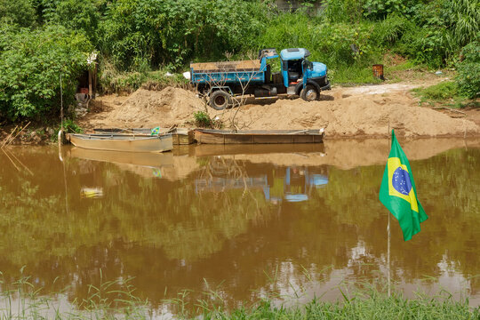 Extra&ccedil;&atilde;o ilegal de areia no rio Paraibuna, em Juiz de Fora, estado de Minas Gerais, Brasil