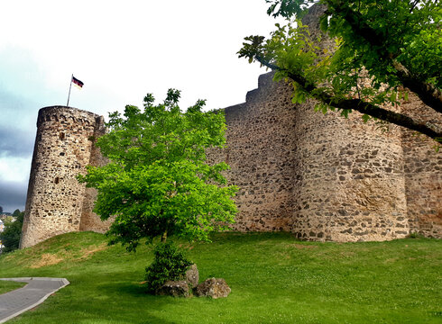 Blick vom Eifelsteig auf die Stadtmauer in Hillesheim