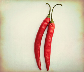 Zwei Chilli auf Vintage Hintergrund