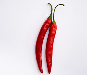 Ein Paar Chili auf weissem Hintergrund