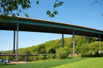 Fechinger Talbrücke bei Saarbrücken im Saarland. Sehr hohe Balkenbrücke auf Pfeilern