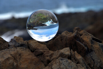 Paisaje costero de la isla de Tenerife reflejado en un lensball