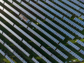 vista aerea di un terreno fotovoltaico 