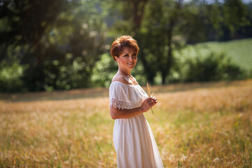 Eine hübsche junge Frau, über 30 Jahre Alt, hat kurze Danke Haare und Schulter Ferienweißes...