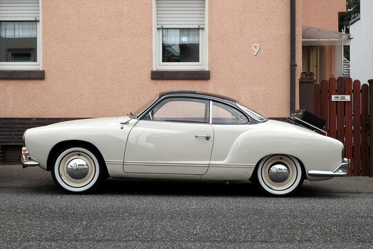 VW Karmann Ghia Coup&eacute; in Pastellfarben der F&uuml;nfzigerjahre und Sechzigerjahre am 27.07.2019 beim Oldtimertreffen Golden Oldies in Wettenberg Krofdorf-Gleiberg bei Gie&szlig;en in Hessen