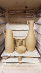 Getöpferte Ton-Vasen im Brennofen vor dem Schrühbrand