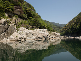 Fototapeta na wymiar Navegando por la garganta Oboke, en el Valle de Iya, Shikoku, Japón