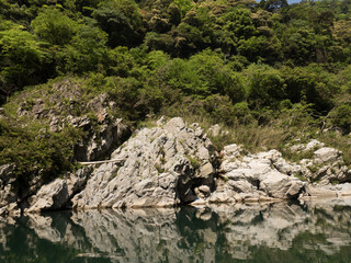 Navegando por la garganta Oboke, en el Valle de Iya, Shikoku, Japón