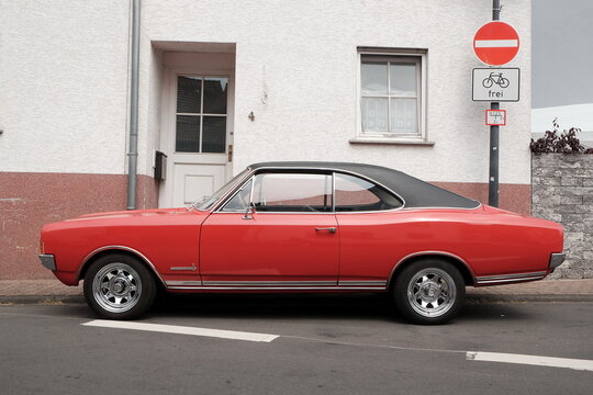 Opel Commodore A Coup&eacute; in Rot mit schwarzem Vinyldach der Sechzigerjahre und Siebzigerjahre am 27.07.2019 beim Oldtimertreffen Golden Oldies in Wettenberg Krofdorf-Gleiberg bei Gie&szlig;en in Hessen