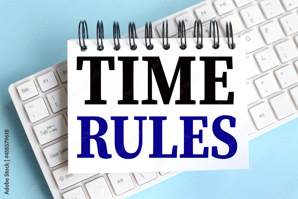 Aufkleber time rules business concept. text on white notepad paper on white keyboard