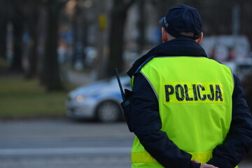 Policjanci ruchu drogowego w mieście na patrolu ze swoimi pojazdami.  - obrazy, fototapety, plakaty