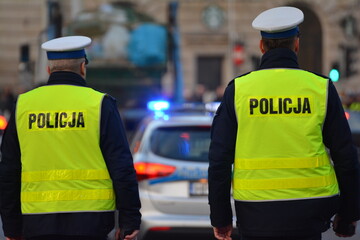 Policjanci ruchu drogowego w mieście na patrolu ze swoimi pojazdami.  © FotoDax