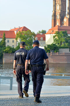 Policjant dzielnicowy na patrolu w mieście. 