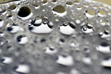 Schaumbläschen an der Wasseroberfläche