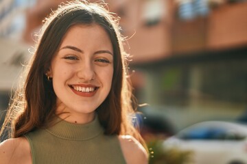 Obraz premium Young caucasian girl smiling happy standing at the city.