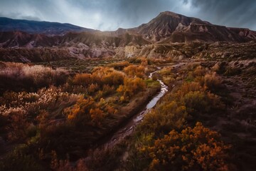 paisaje al amanecer de la tormenta con el monte Alfaro al fondo en el desierto de Tabernas en almeria (España)