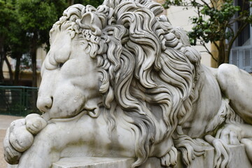 Fototapeta na wymiar Skulptur eines schlafenden Löwens