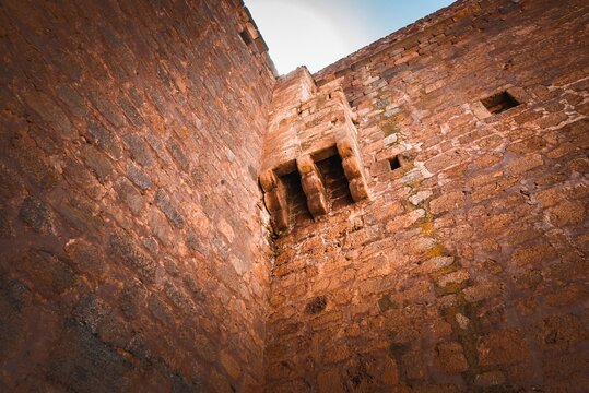 aseo o letrina medieval en los muros del Castillo