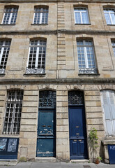 Fototapeta na wymiar Doors of classical building- Bordeaux (France)