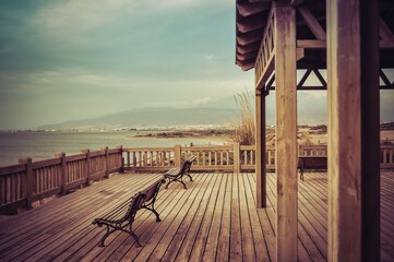 Bancos de madera en un mirador para disfrutar de la puesta de sol de forma relajada en el parque...