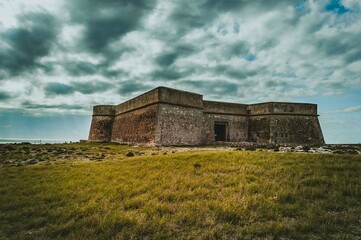 Fototapeta na wymiar Castillo fortaleza costera de Guardias Viejas, Almería, España, situado en la colina para una mejor defensa de la playa