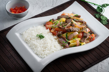 lomo saltado comida peruana