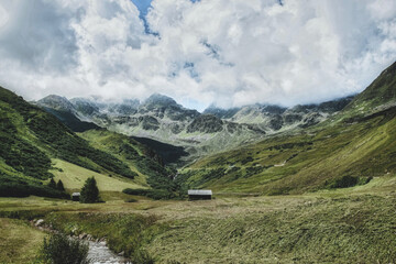 Fototapeta na wymiar Hütte im Tal / Österreichische Alpen