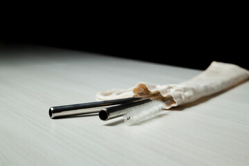 Detail of ecological straws on the counter showing only the tip of the straw.
