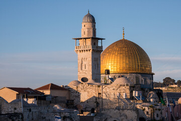 Fototapeta na wymiar Minarete y cúpula dorada del Templo del Monte en la ciudad de Jerusalén al atardecer 