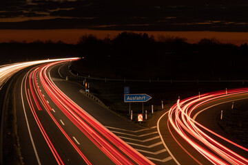 Ausfahrt auf der Autobahn in der Nacht. Langzeitbelichtung , Traffic, Transport, Mobilität,...