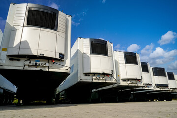 Saubere Lastkraftwagen auf dem Hof einer Spedition, Symbolfoto für Transport und Logistik.