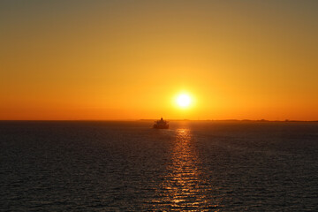 Schiffsreise in den Sonnenuntergang