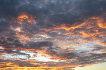 Obraz premium Very dramatic and colorful sky with beautiful orange light effect of lights in the clouds