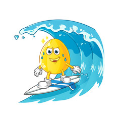 Obraz premium Golden egg surfing on the wave character. cartoon mascot vector