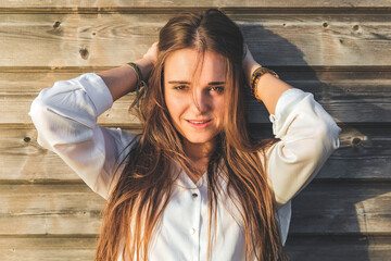 Une jolie fille la tête entre les mains