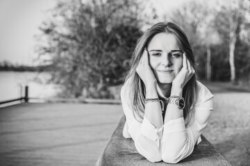 Une très jolie fille coucher sur le ventre au bord du lac