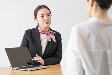 説明をする若い日本人女性