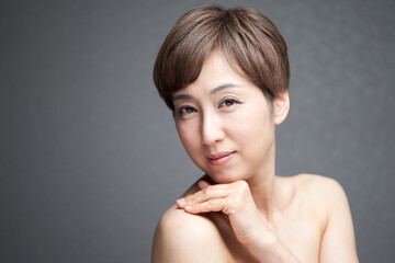 肌の潤いを感じる中年の日本人女性