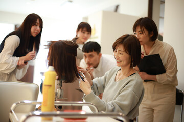 美容師の講習イメージ