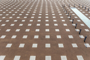 四角い模様のある茶色で舗装された広場