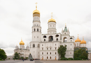 Fototapeta na wymiar Kremlin.View of the cathedrals.Tourists visiting the sig