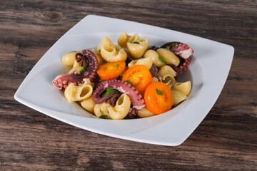 Pasta with octopus and yellow tomatoes