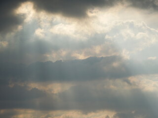 Obraz premium Nubes con hermoso rayos de sol.